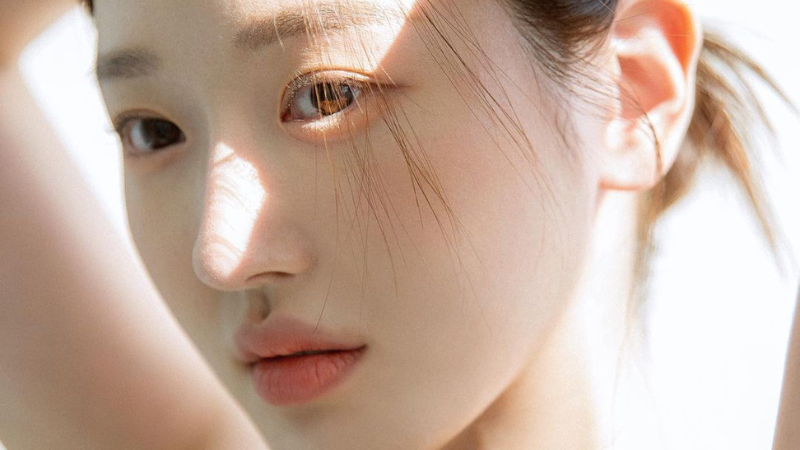 co-gai-duoi-nang Top 10 kem chống nắng có màu cho lớp trang điểm ngày Hè | ELLE