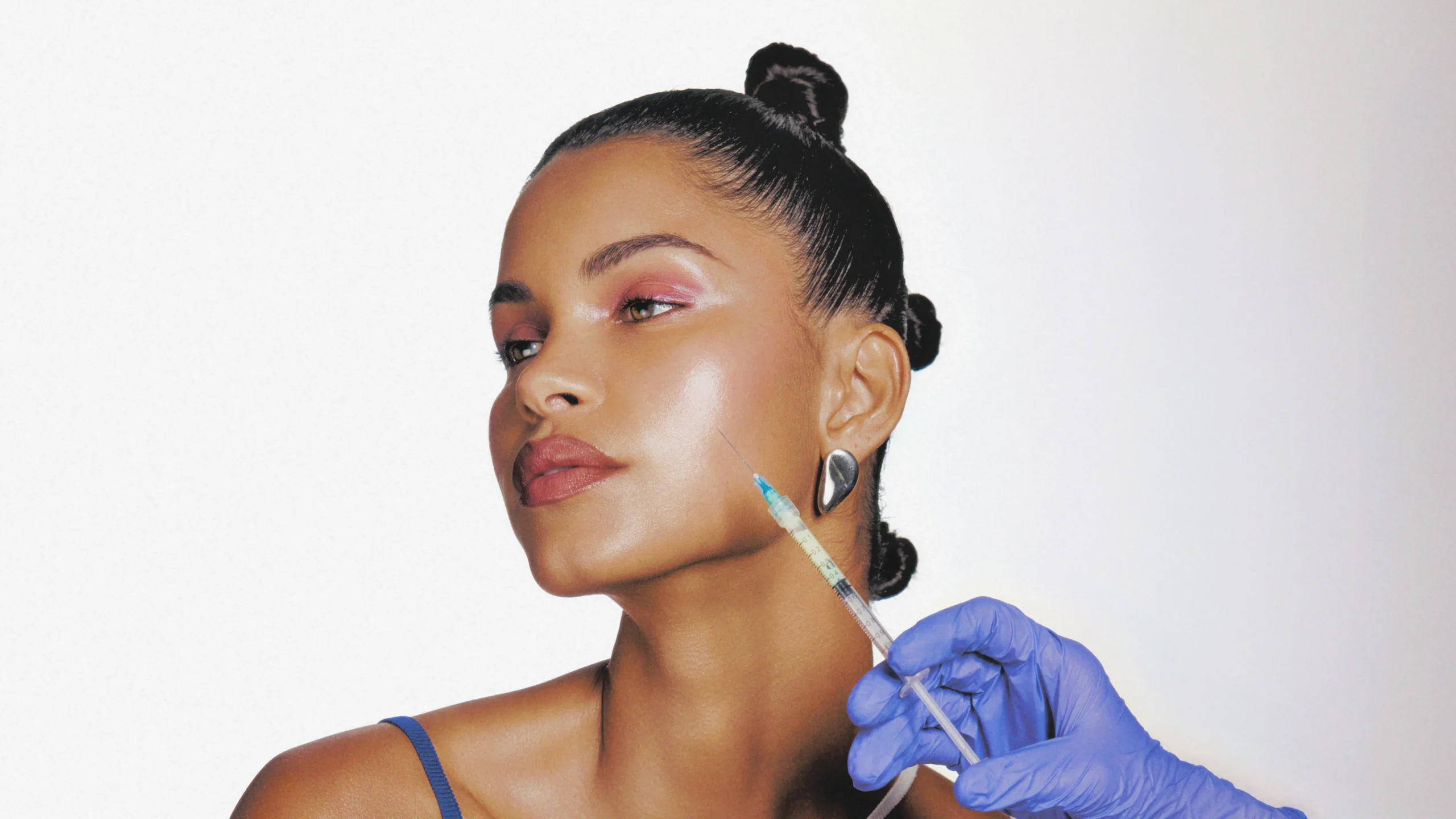Tiêm Filler hoặc cấy mỡ tự thân là giải pháp hàng đầu để khắc phục gương mặt hốc hác sau giảm cân