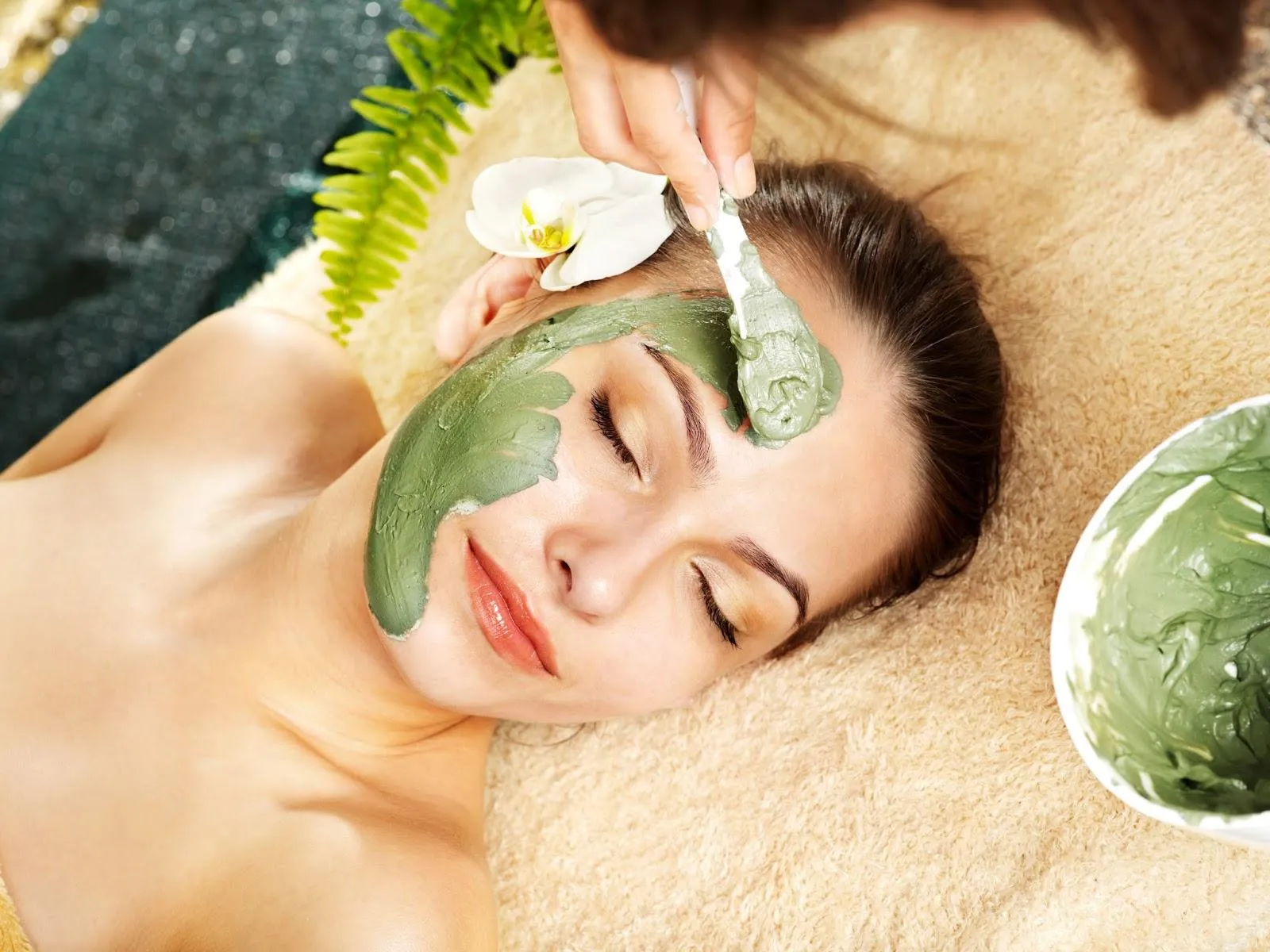 Đắp mặt nạ quả Nhàu tươi giúp cung cấp dưỡng chất trực tiếp cho tế bào da