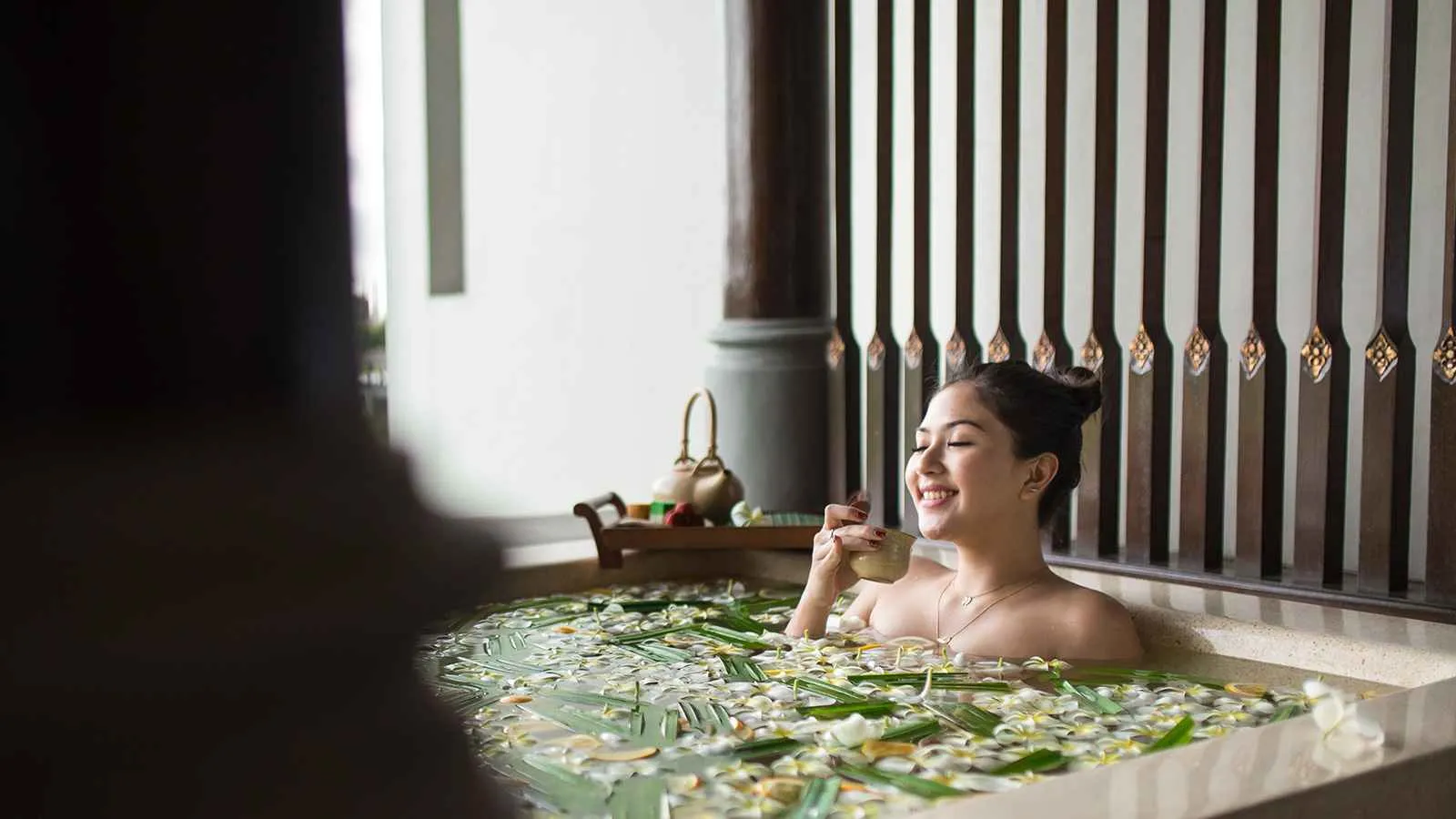 Phương pháp tắm nước lá Neem giúp làm sạch sâu và tiêu diệt vi khuẩn gây mụn trên toàn bộ vùng lưng