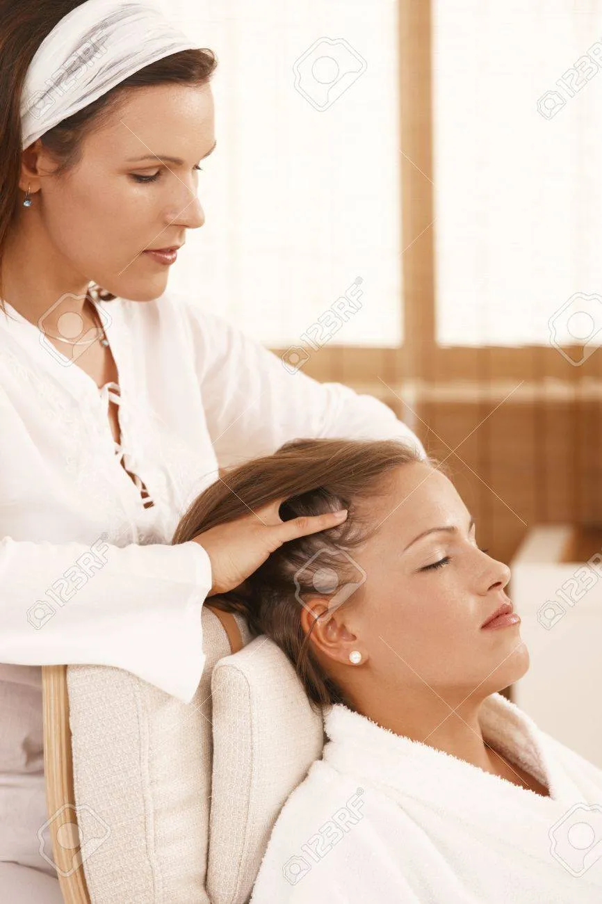 8141774-woman-getting-relaxing-head-massage-with-closed-eyes Sự kết hợp giữa hơi thở và massage mặt giúp giải phóng mọi căng thẳng tích tụ trên cơ mặt