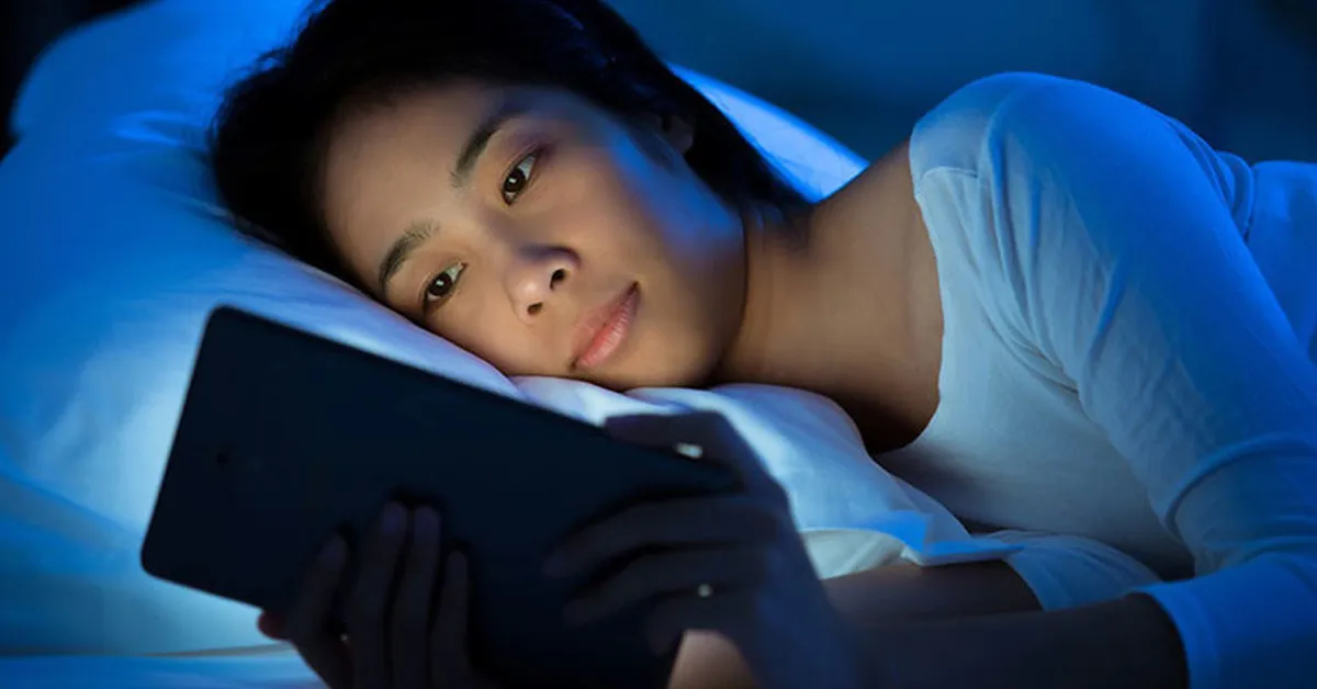 anh-sang-xanh-tu-dien-thoai-tac-dong-xau-den-lan-da-1723089991562158615005-54-0-447-751-crop-17230900405251009261425 Ánh sáng xanh từ các thiết bị điện tử là tác nhân chính gây rối loạn nhịp sinh học của tế bào da