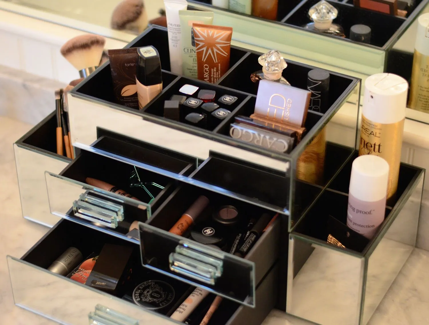 beauty-2015-01-organize-beauty-products-mirrored-pottery-barn-main Bảo quản mỹ phẩm ở nơi khô ráo thoáng mát là cách tốt nhất để duy trì hoạt tính của sản phẩm