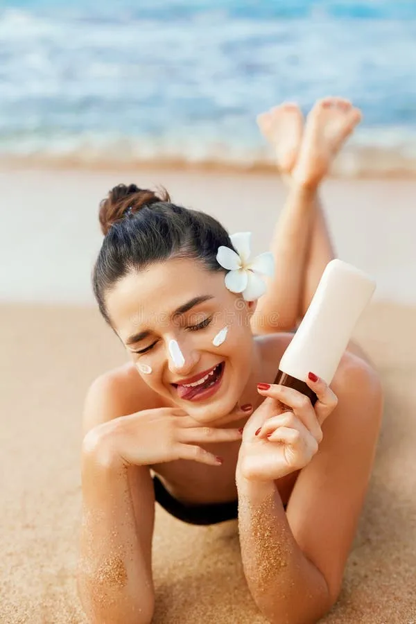 beauty-woman-skin-care-sunscreen-holding-bottles-her-hands-suntan-girl-applying-sun-cream-face-protection-moisturizer-facial-152112798 Sự khác biệt giữa việc bảo vệ da bằng kem bôi và viên uống chống nắng