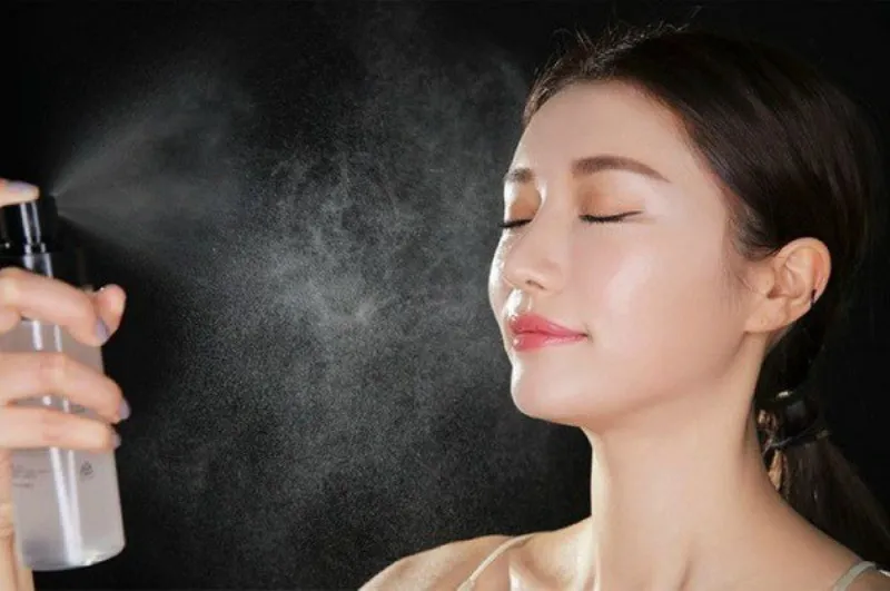 cach-lam-xit-khoang-giu-lop-trang-diem-2 Xịt khoáng giúp lớp trang điểm trở nên tự nhiên và bền màu hơn suốt cả ngày
