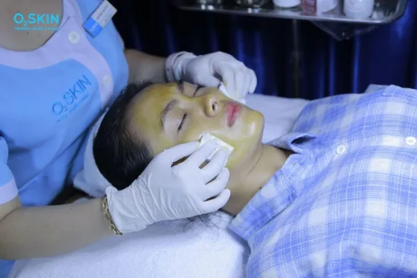 cach-nan-mun-bang-tam-bong-voi-cac-buoc-co-ban-1 Thao tác đúng cách giúp lấy nhân mụn mà không làm tổn thương nang lông