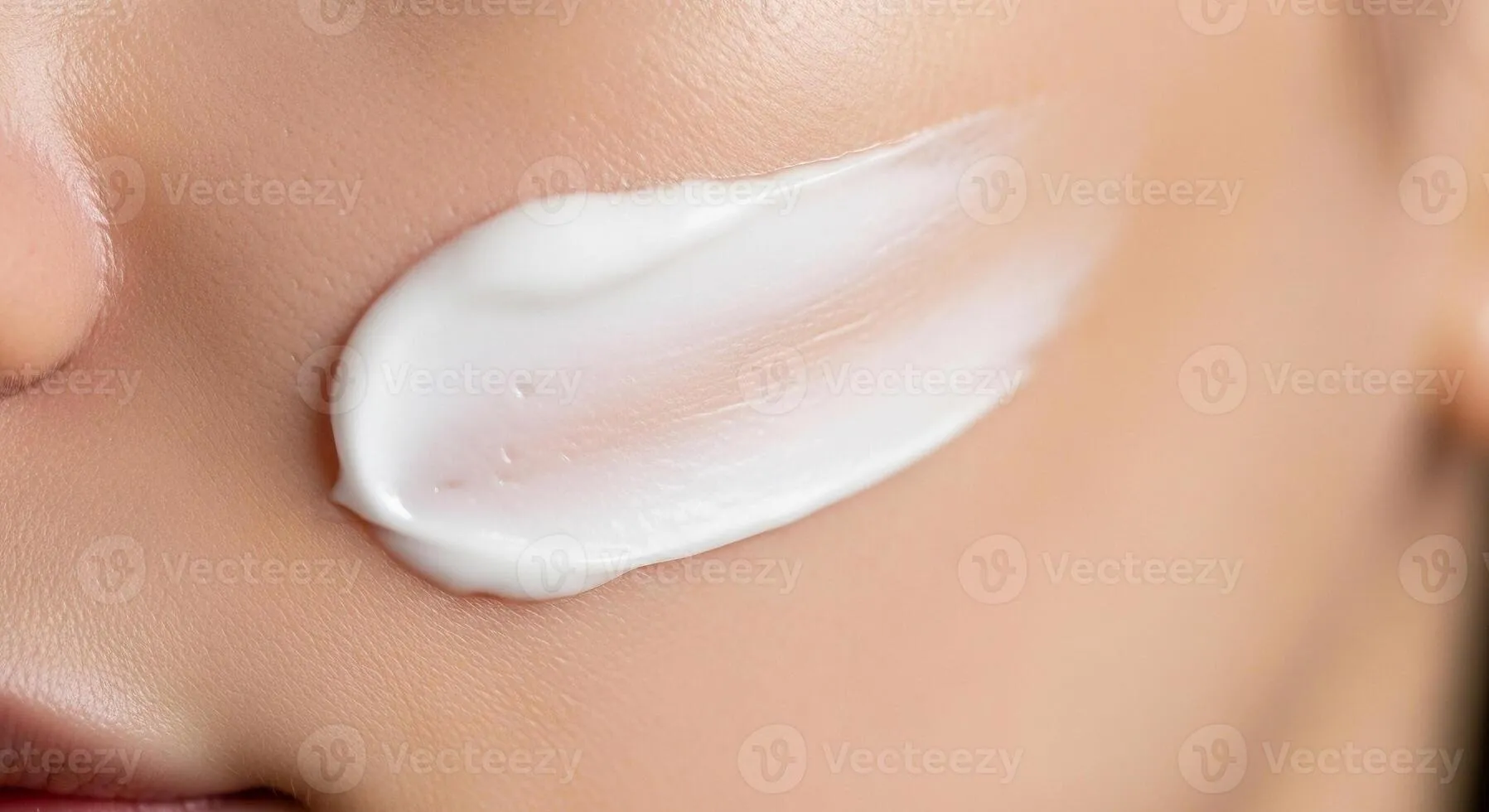 Kết cấu kem mỏng mịn dễ dàng thẩm thấu mà không gây bí bách