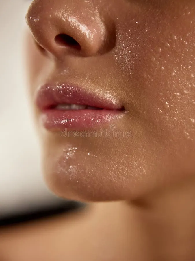 close-up-wet-glossy-lips-fresh-hydrated-skin-skincare-treatment-close-up-wet-glossy-lips-fresh-hydrated-skin-408573739 Làn da phục hồi khỏe mạnh và rạng rỡ sau khi sử dụng đúng liệu trình làm dịu