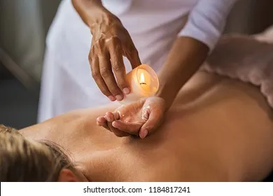Kiểm tra nhiệt độ dầu nến trước khi áp dụng lên các vùng da nhạy cảm