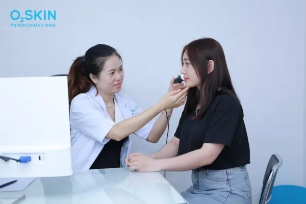 Mụn ẩn vùng trán và cằm gây ra tình trạng da sần sùi và mất tự tin trong giao tiếp