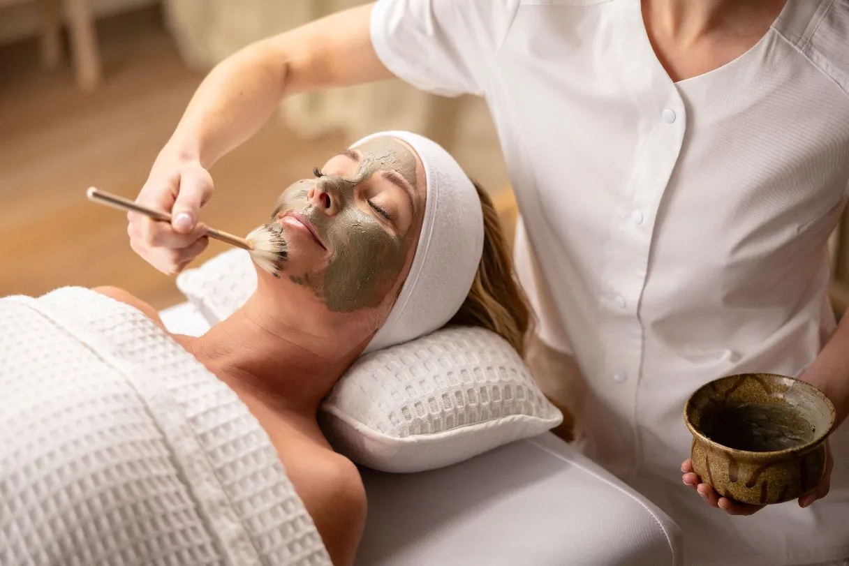 Massage mặt đúng cách kết hợp mỹ phẩm organic giúp giải tỏa căng thẳng thần kinh hiệu quả