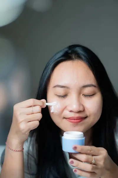 Sử dụng dụng cụ lấy kem chuyên dụng để ngăn ngừa nhiễm khuẩn chéo