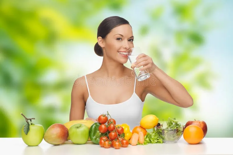 Chế độ dinh dưỡng lành mạnh đóng vai trò quan trọng trong việc duy trì vẻ đẹp đôi mắt