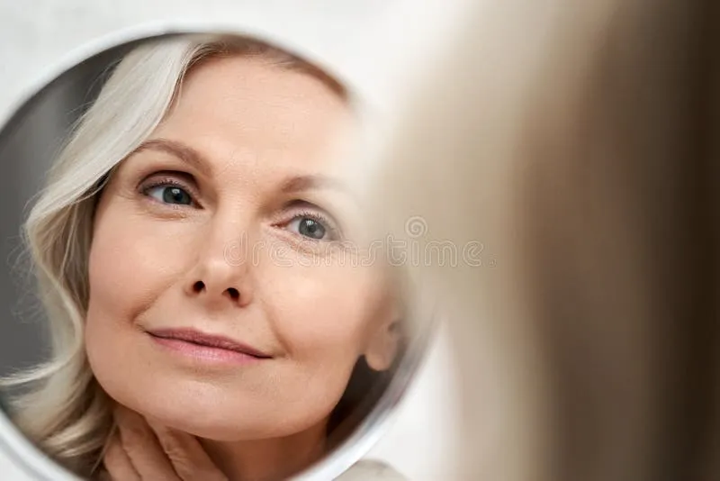 happy-s-middle-aged-woman-touching-face-skin-looking-mirror-reflection-model-smiling-mature-old-lady-pampering-healthy-210493110 Việc quan sát và thấu hiểu phản ứng của da là chìa khóa thành công của Skin Diet