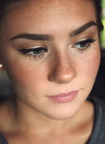 how-to-make-fake-freckles Xu hướng Faux Freckles mang lại vẻ đẹp tự nhiên trẻ trung và đầy sức sống cho phái đẹp