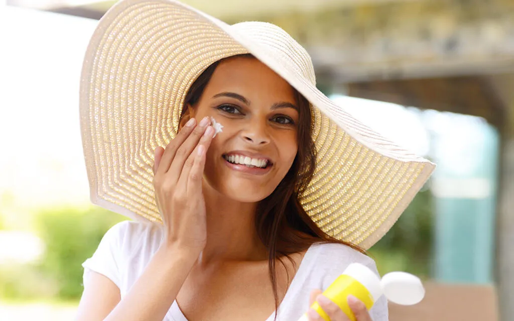 importance-of-sunscreen-1024x640-1-1 Việc bảo vệ da bằng kem chống nắng là bắt buộc để ngăn ngừa dội ngược sắc tố