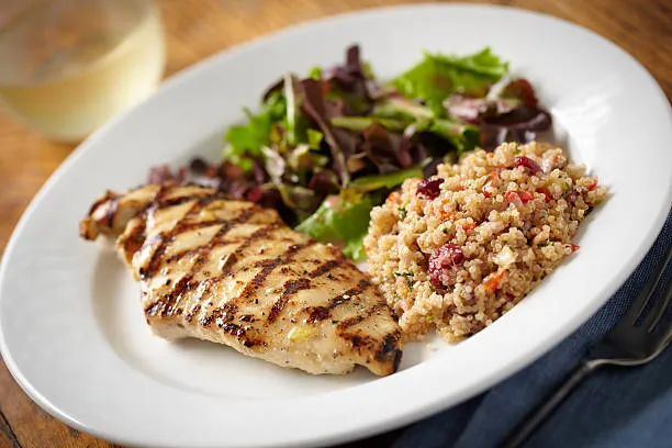 Nên uống kẽm trong hoặc sau bữa ăn giàu protein để bảo vệ dạ dày