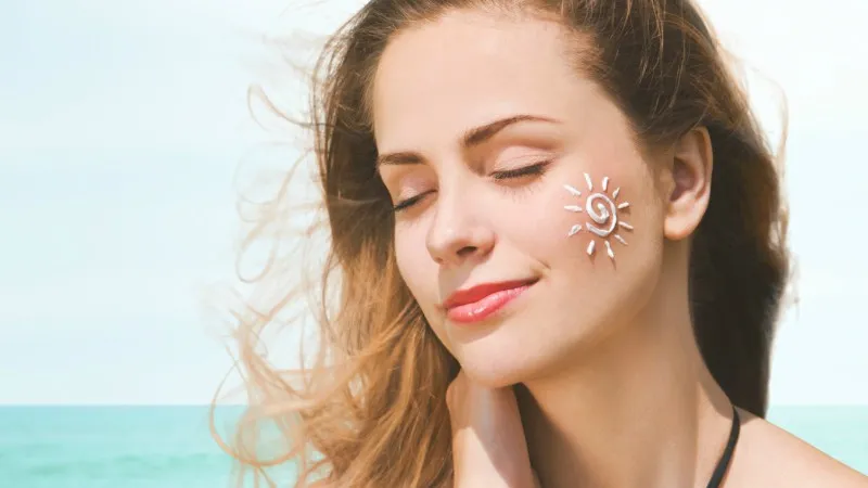 Thoa kem chống nắng cho cổ là bước bắt buộc để ngăn ngừa sạm đen