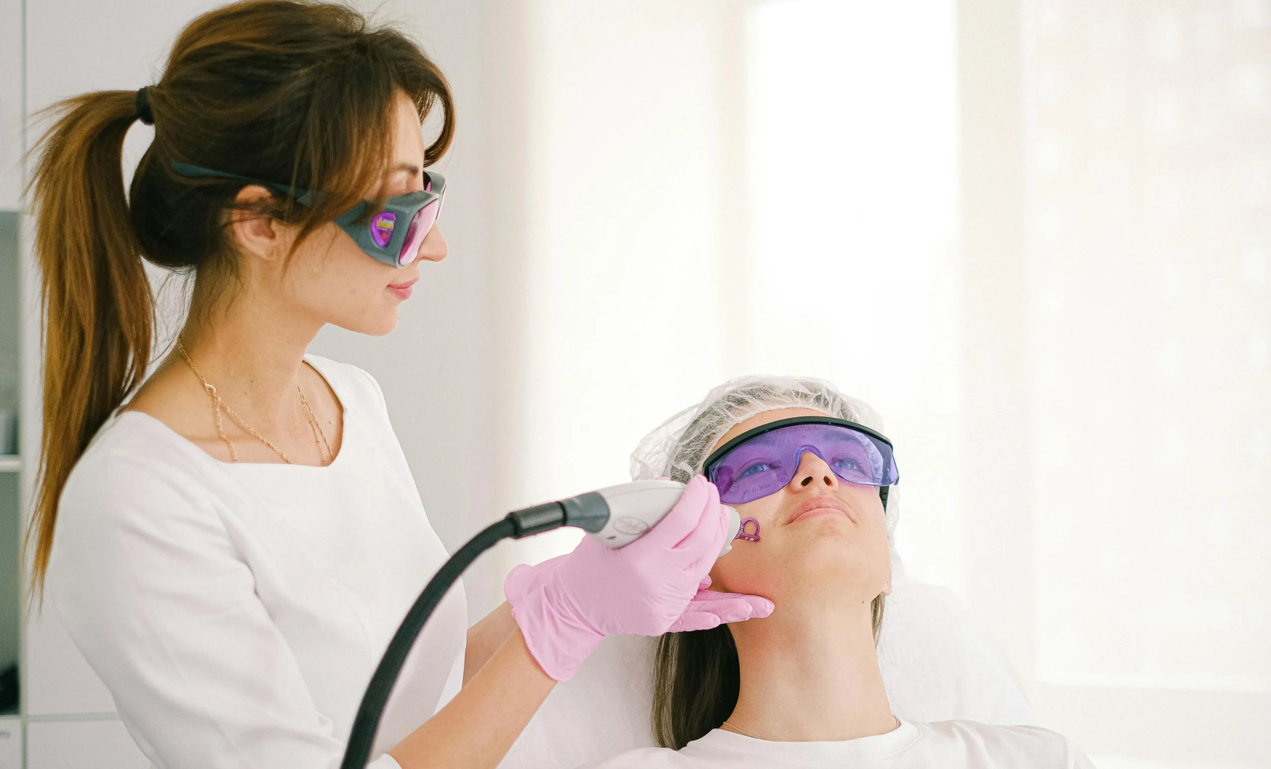 low-level-laser-therapy-lllt-for-hair-restoration_-scaled-1 Công nghệ Laser cường độ thấp LLLT được ứng dụng rộng rãi trong các phòng khám thẩm mỹ hiện đại