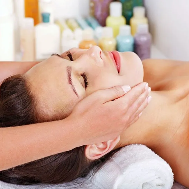 Kỹ thuật massage đúng cách kết hợp dầu quả bơ giúp nâng cơ và định hình khuôn mặt