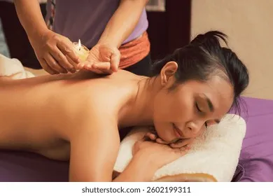 Liệu pháp nhiệt từ sáp đậu nành ấm giúp làm dịu các vùng cơ bị căng cứng và đau nhức