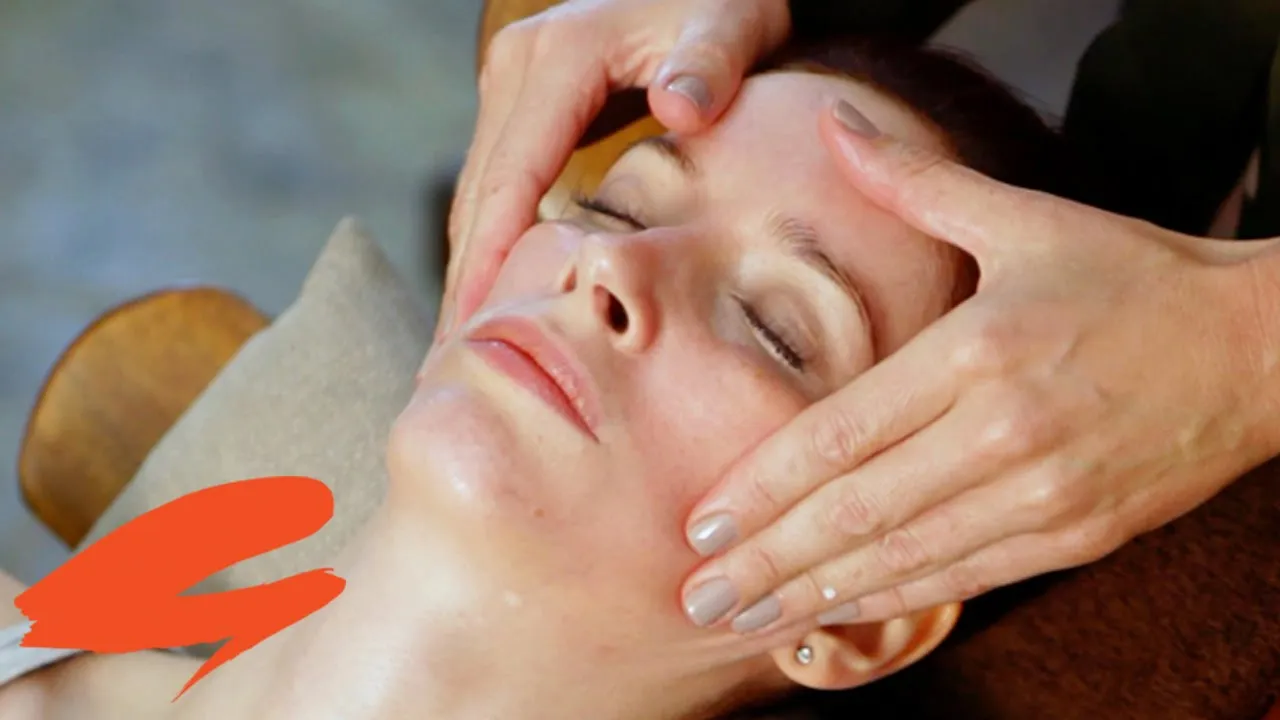 Kỹ thuật áp dầu hạt xương rồng giúp dưỡng chất thẩm thấu sâu vào da