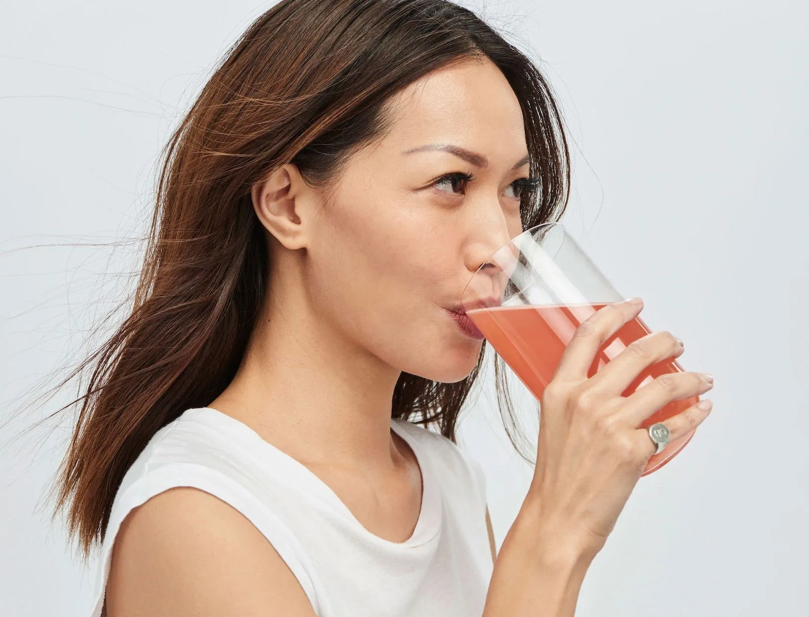 Uống đủ nước là điều kiện cần để thạch collagen phát huy tối đa công dụng