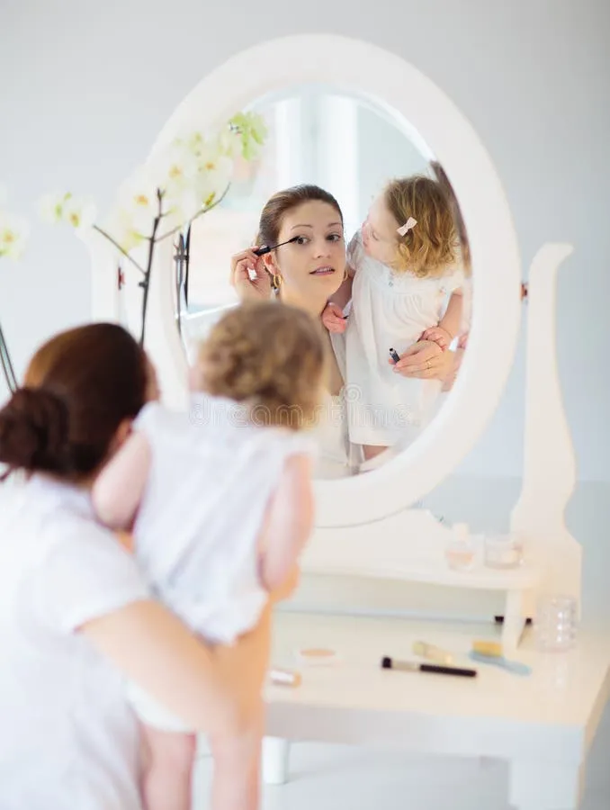 mother-daughter-looking-mirror-mother-daughter-looking-mirror-young-mom-little-girl-apply-make-up-brush-hair-292048241 Chăm sóc da sau sinh là một thách thức nhưng vô cùng cần thiết đối với mẹ bỉm sữa