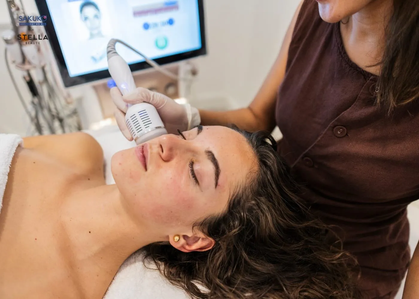 Thực hiện massage tay vuốt ngược đúng cách giúp duy trì làn da săn chắc và trẻ trung