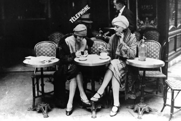 paris-xa-hoi-ca-phe-677 Vẻ đẹp tự nhiên và phong thái tự tin là đặc trưng của phụ nữ Pháp