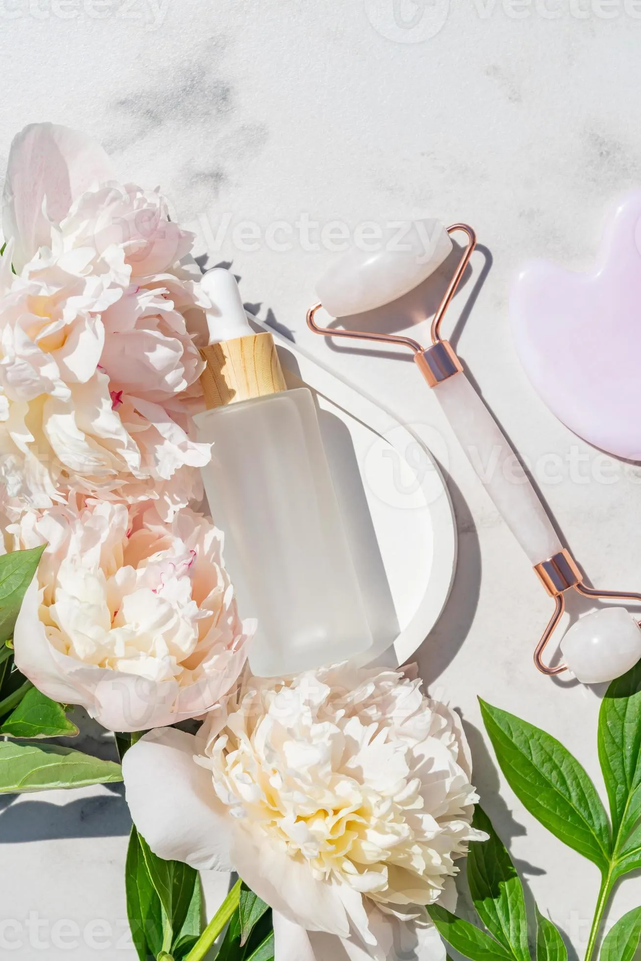 Bộ dụng cụ Gua Sha đá thạch anh hồng và dầu dưỡng chuyên dụng cho quy trình nâng cơ da