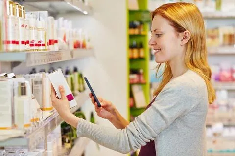 read-cosmetic-labels Đọc kỹ bảng thành phần là bước quan trọng để chọn đúng toner men vi sinh