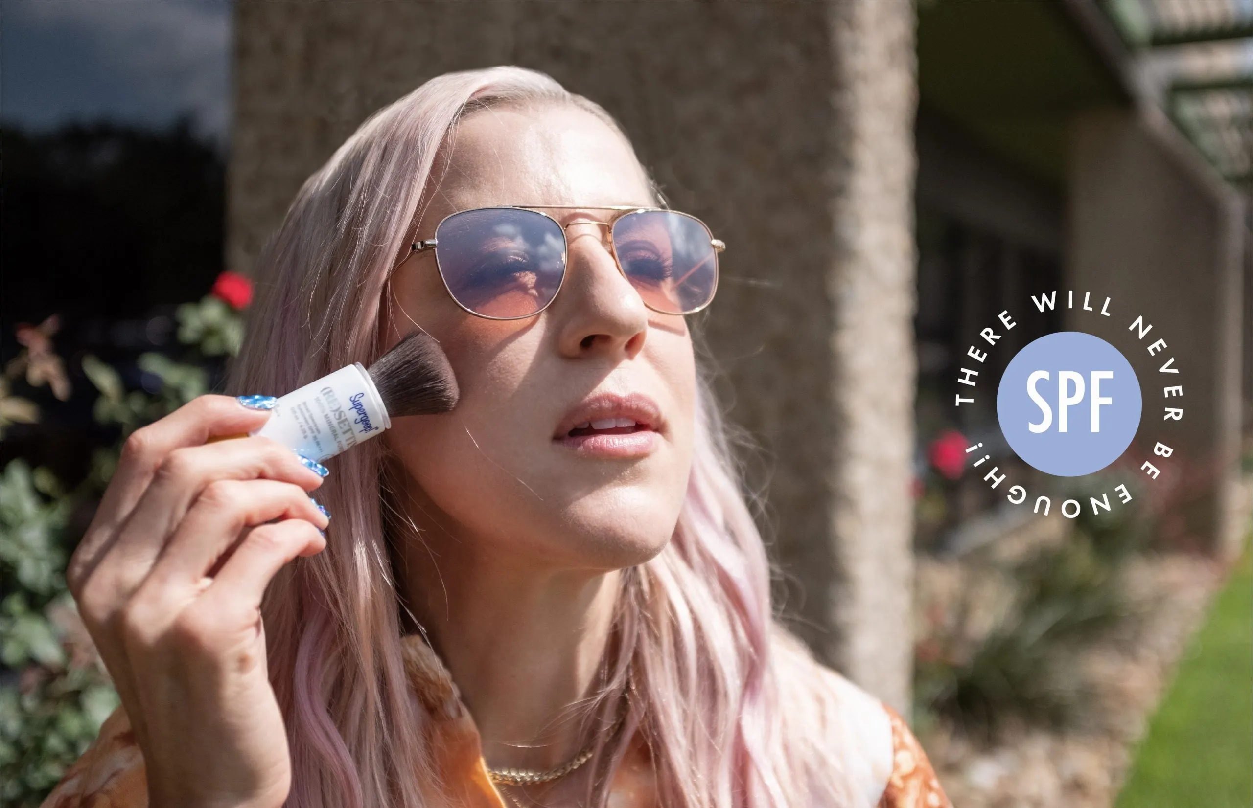 Việc reapply kem chống nắng mà không hỏng lớp makeup là kỹ năng thiết yếu để bảo vệ làn da toàn diện