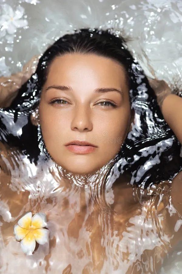 relaxed-woman-washing-hair-clear-water-flower-glowing-skin-young-caucasian-relaxing-her-hands-tropical-nearby-420619407 Detox da mặt là chìa khóa để duy trì vẻ đẹp rạng rỡ và khỏe mạnh từ bên trong
