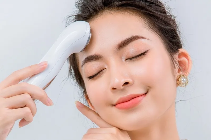 Sử dụng thiết bị massage mắt chuyên dụng giúp cải thiện đáng kể các vấn đề lão hóa vùng da mắt