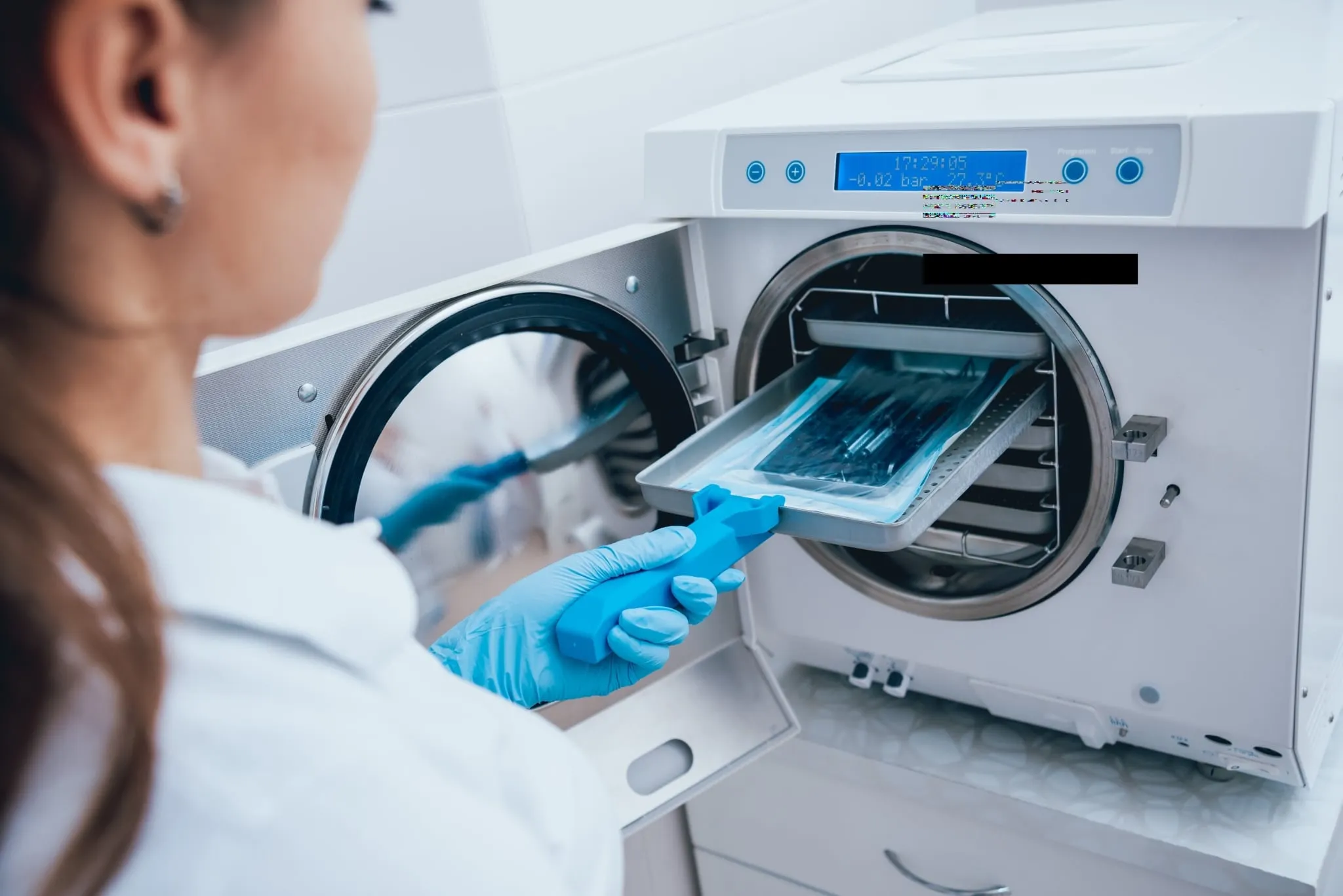 Quy trình tiệt trùng dụng cụ là bước bắt buộc để ngăn ngừa vi khuẩn xâm nhập vào sản phẩm