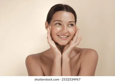 smiling-young-woman-glowing-skin-260nw-2532534967 Sự kiên trì và lựa chọn đúng đắn sẽ mang lại làn da khỏe mạnh rạng rỡ