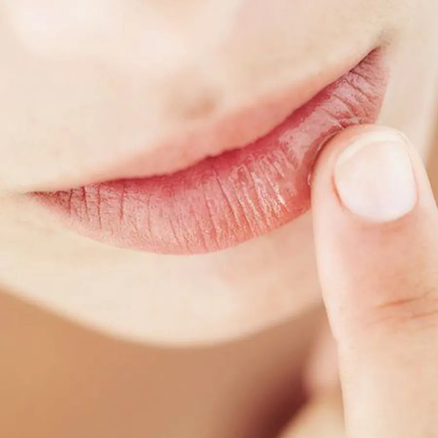 Bề mặt môi mịn màng giúp son lên màu chuẩn và bám lâu hơn