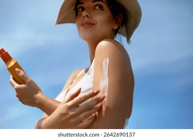 stylish-woman-wearing-hat-applies-260nw-2642690137 Chống nắng tuyệt đối là bước quan trọng nhất để bảo vệ làn da đang trong quá trình phục hồi