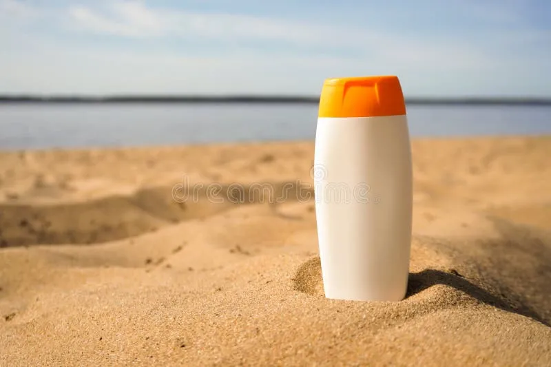 sunscreen-bottle-standing-sandy-beach-sea-white-promoting-sun-protection-summer-holidays-402906460 Kem chống nắng là bước bảo vệ không thể thiếu ngay cả khi bạn đang trong chế độ Skin Diet