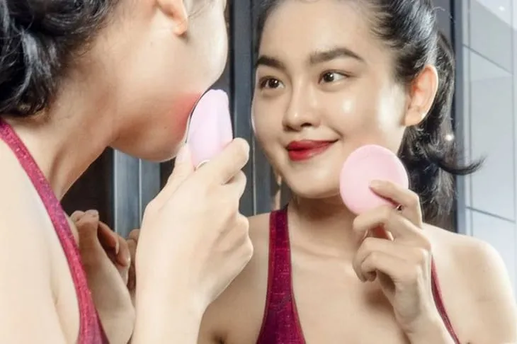 Máy rửa mặt và đẩy tinh chất là trợ thủ đắc lực cho làn da sạch sâu và căng bóng