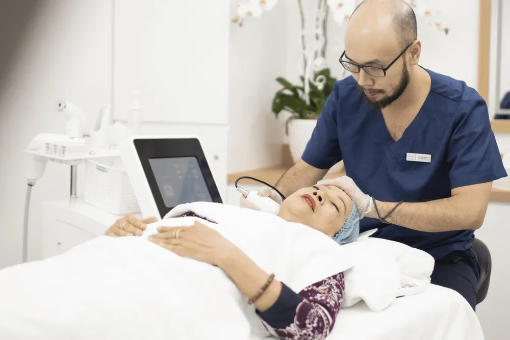 Ứng dụng công nghệ cao giúp xóa mờ rãnh nhăn vùng cổ một cách nhanh chóng và an toàn