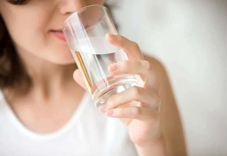 Uống đủ nước là cách đơn giản nhất để nuôi dưỡng đôi môi từ bên trong