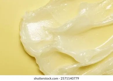 Cấu trúc phân tử của Petrolatum trong Vaseline quá lớn để gây bít tắc lỗ chân lông trực tiếp