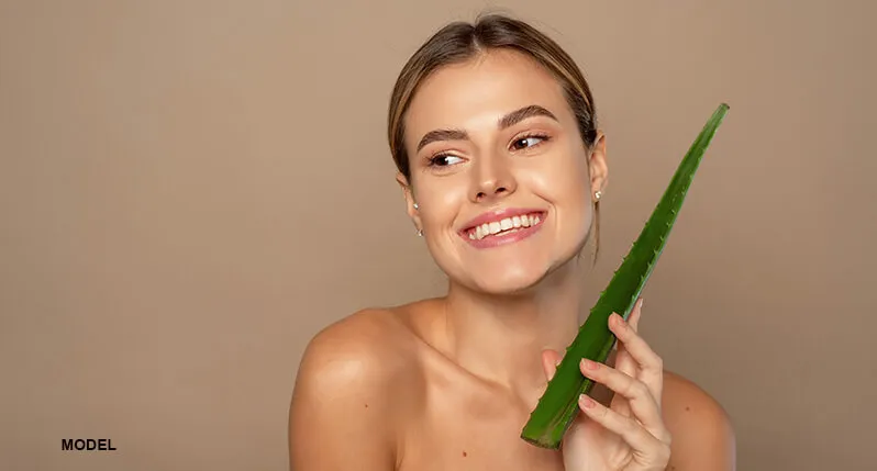 Sự kết hợp giữa lô hội và mật ong tạo nên liệu pháp giảm viêm mạnh mẽ cho làn da