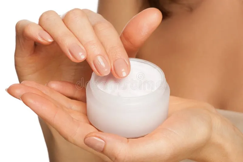 Kết cấu kem mỏng nhẹ giúp dưỡng chất thấm sâu mà không gây bết dính