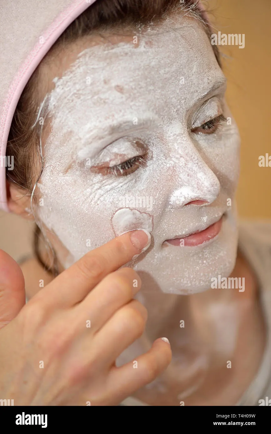 woman-applying-pearl-powder-facial-mask-t4h09w Quy trình đắp mặt nạ bột ngọc trai đúng cách để nuôi dưỡng làn da