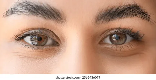 Đôi mắt rạng rỡ là kết quả của việc chăm sóc đúng cách với chiết xuất hoa sen