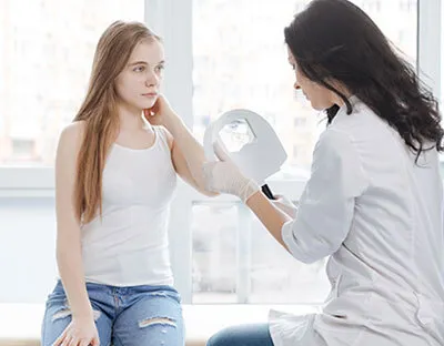 your-childs-first-dermatology-appointment-blog Hãy tham khảo ý kiến bác sĩ da liễu nếu tình trạng mụn nội tiết trở nên nghiêm trọng